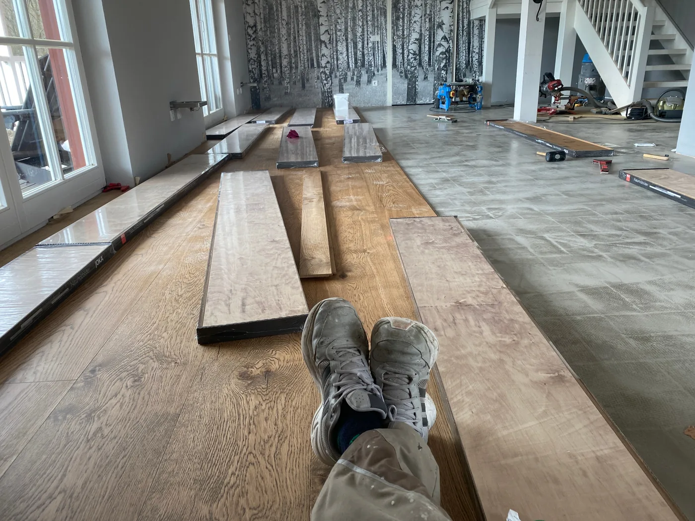 Einblick in die Bodenverlegung auf einer Baustelle von Guri Verlegeservice.