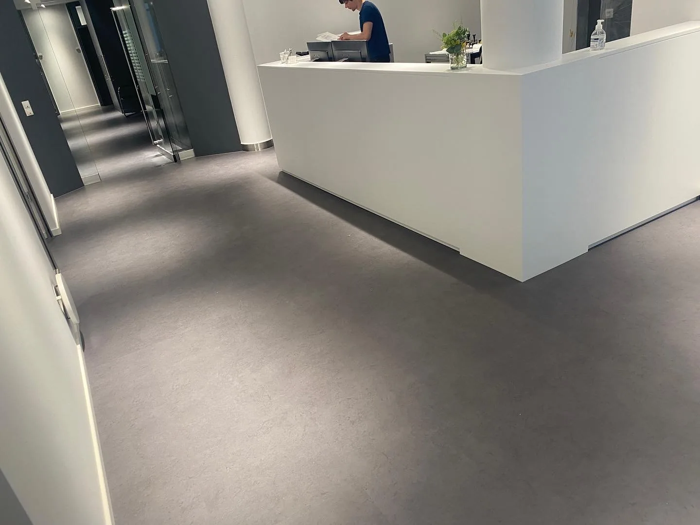 Fertig verlegter Linoleumboden im Empfangsbereich einer Arztpraxis in Weiden
