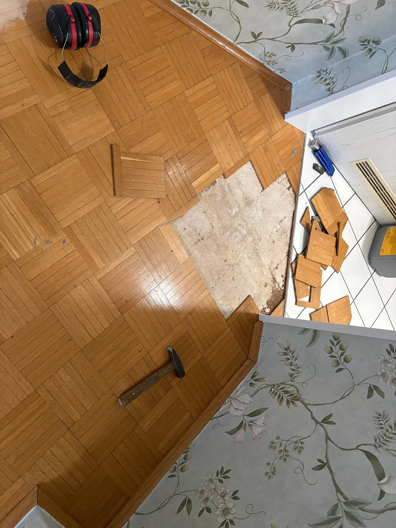 Ausbesserungsarbeiten an einem bestehenden Mosaikparkett