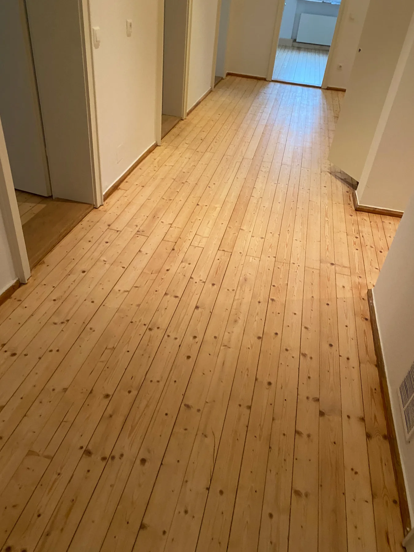 Aufbereiteter Holzdielenboden in einem Flur