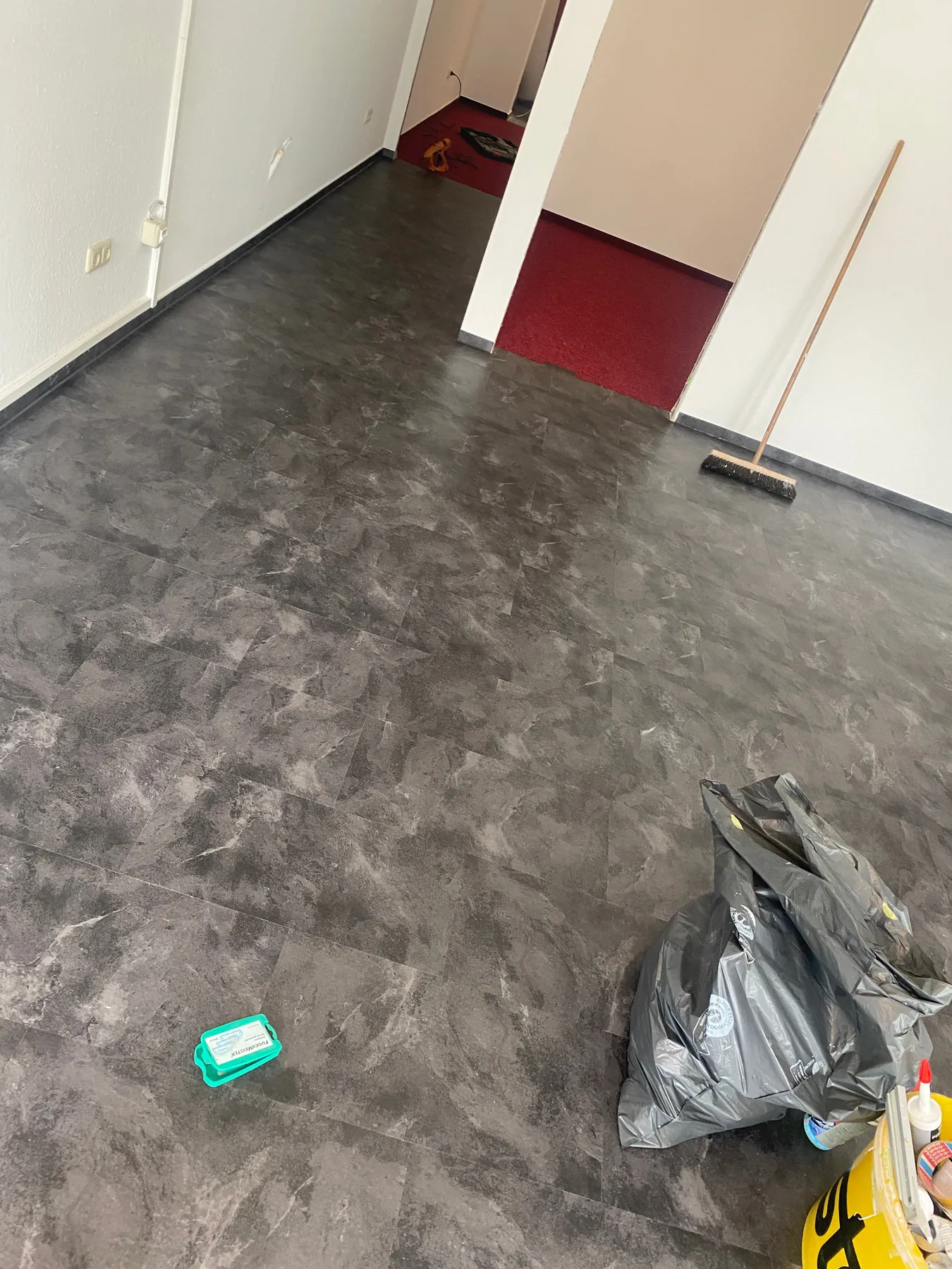 Dunkler Designboden in einem Innenraum