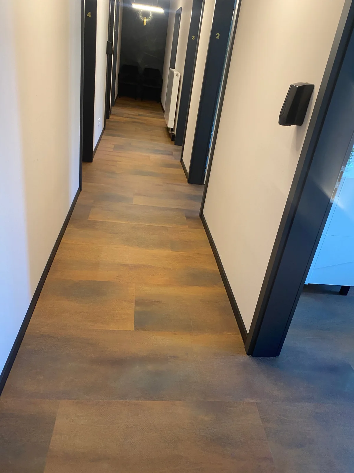 Verlegter Vinyl- oder Laminatboden in einem Flur